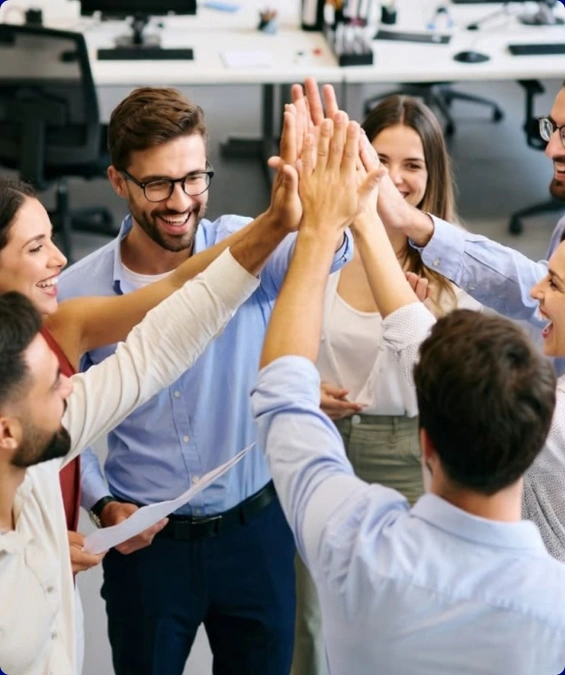 Equipe reunida, celebrando a conexão e o trabalho em conjunto